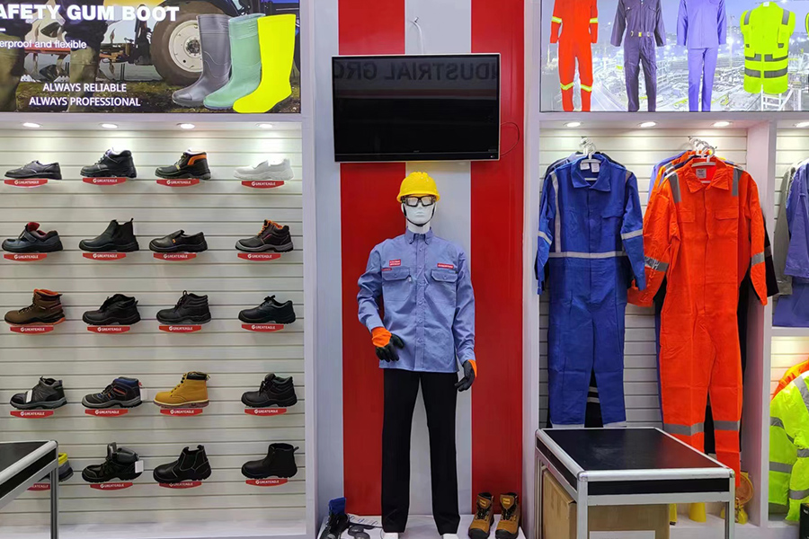 Quali sono i principali vantaggi derivanti dall’indossare stivali di sicurezza in PVC negli ambienti industriali